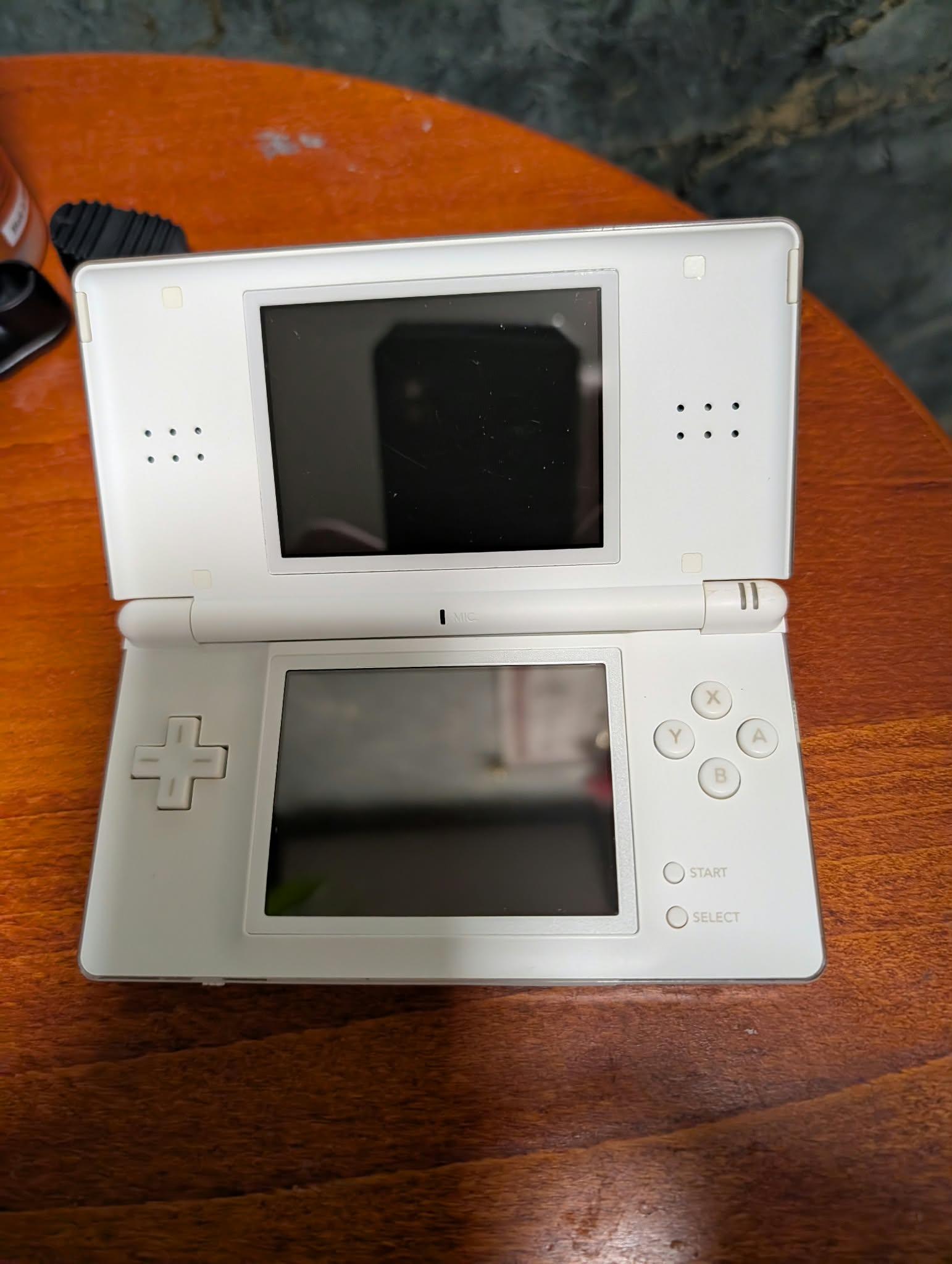 Nintendo DS Lite – bild 3 av 4